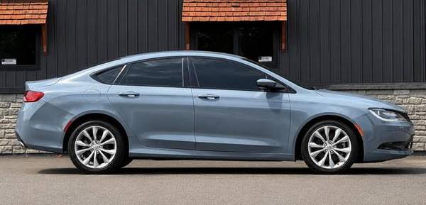 2015 Chrysler, dovoz USA — foto 1