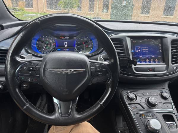 2016 Chrysler, dovoz USA — foto 1