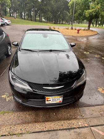 2016 Chrysler, dovoz USA — foto 5 z 9