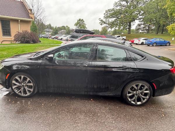 2016 Chrysler, dovoz USA — foto 6 z 9