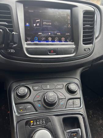 2016 Chrysler, dovoz USA — foto 8 z 9
