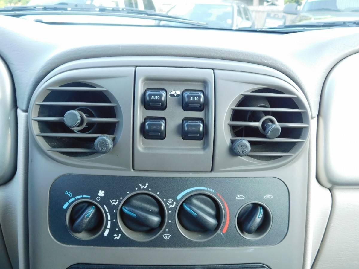 2005 Chrysler, dovoz USA — foto 11 z 12