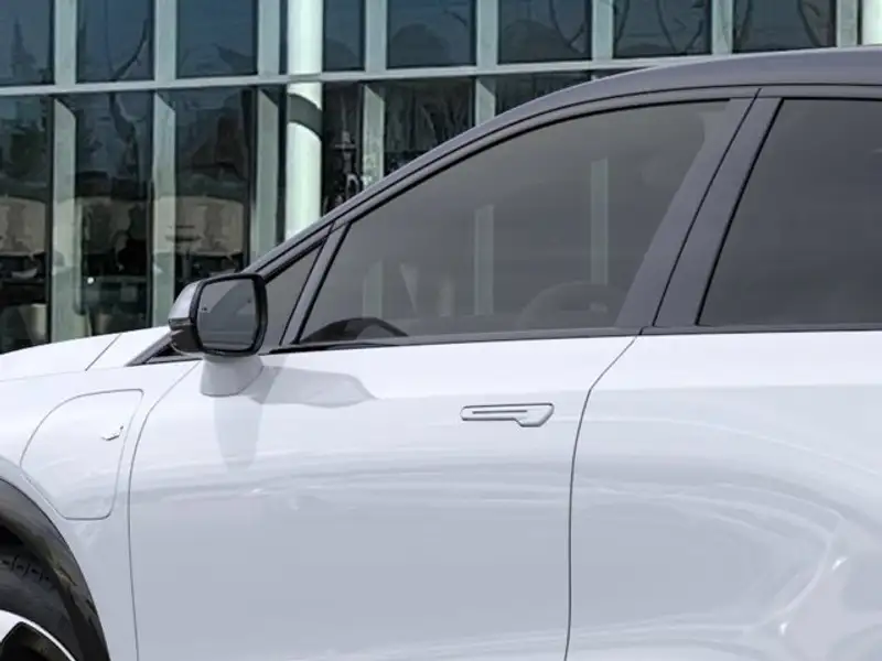 2027 Cadillac Optiq Sport, biela, 0 km, dovoz Kanada — foto 12 z 12