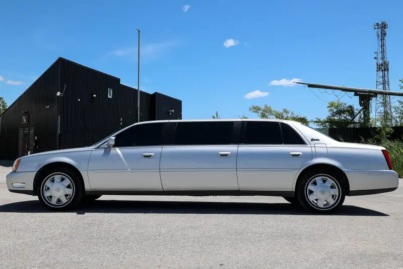 2004 Cadillac Deville Limousine, strieborná, 45 000 km, dovoz Kanada — foto 4 z 12
