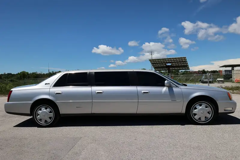 2004 Cadillac Deville Limousine, strieborná, 45 000 km, dovoz Kanada — foto 8 z 12