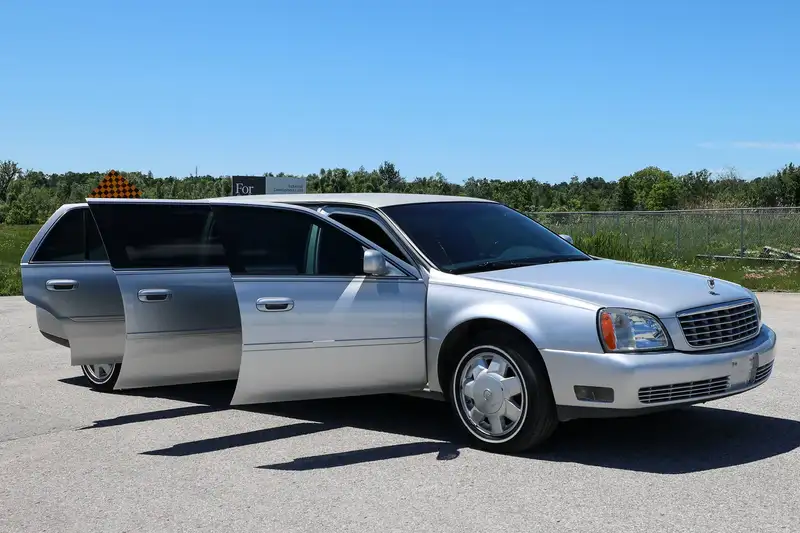 2004 Cadillac Deville Limousine, strieborná, 45 000 km, dovoz Kanada — foto 9 z 12
