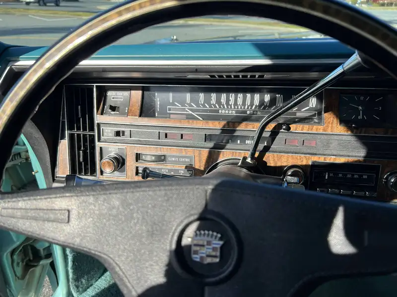 1970 Cadillac Deville, zelená, 88 700 km, dovoz Kanada — foto 9 z 12
