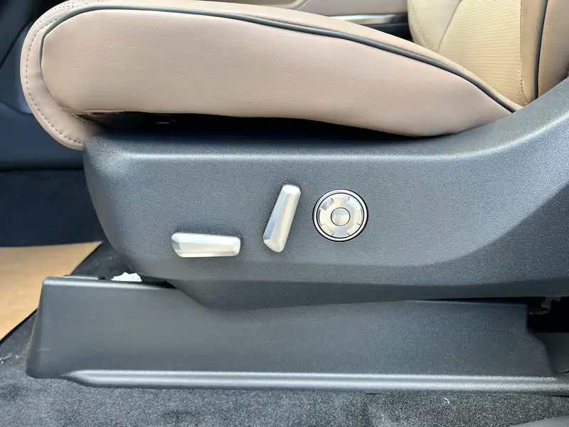 2027 Lincoln Navigator Black Label, čierna, 6 km, dovoz Kanada — foto 7 z 12