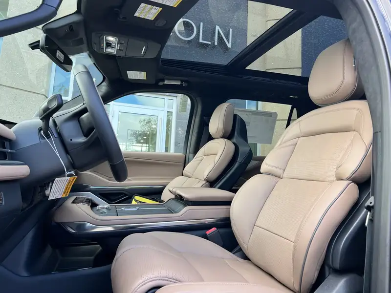 2027 Lincoln Navigator Black Label, čierna, 6 km, dovoz Kanada — foto 8 z 12
