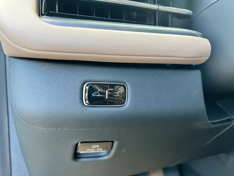 2027 Lincoln Navigator Black Label, čierna, 6 km, dovoz Kanada — foto 9 z 12