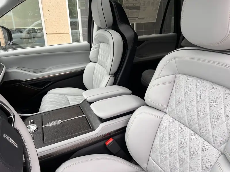 2027 Lincoln Navigator Black Label, čierna, 7 km, dovoz Kanada — foto 10 z 12