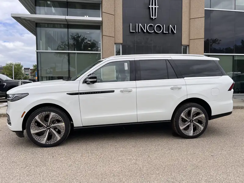 2027 Lincoln Navigator Black Label, čierna, 7 km, dovoz Kanada — foto 4 z 12