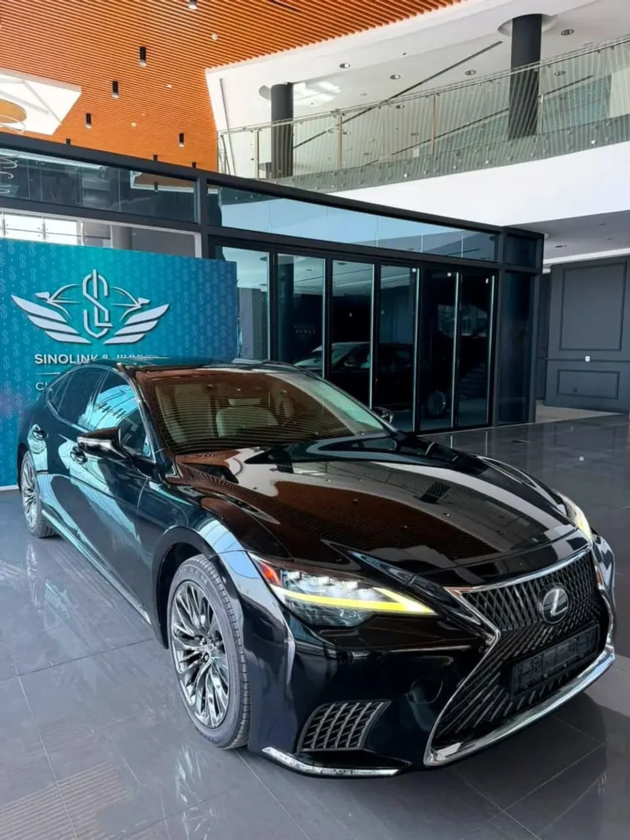 2021 Lexus LS500 PLATINUM, čierna, 115 000 km, dovoz SAE — foto 1