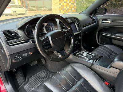 2019 Chrysler 300C PLUS, červená, 117 000 km, dovoz SAE — foto 8 z 16