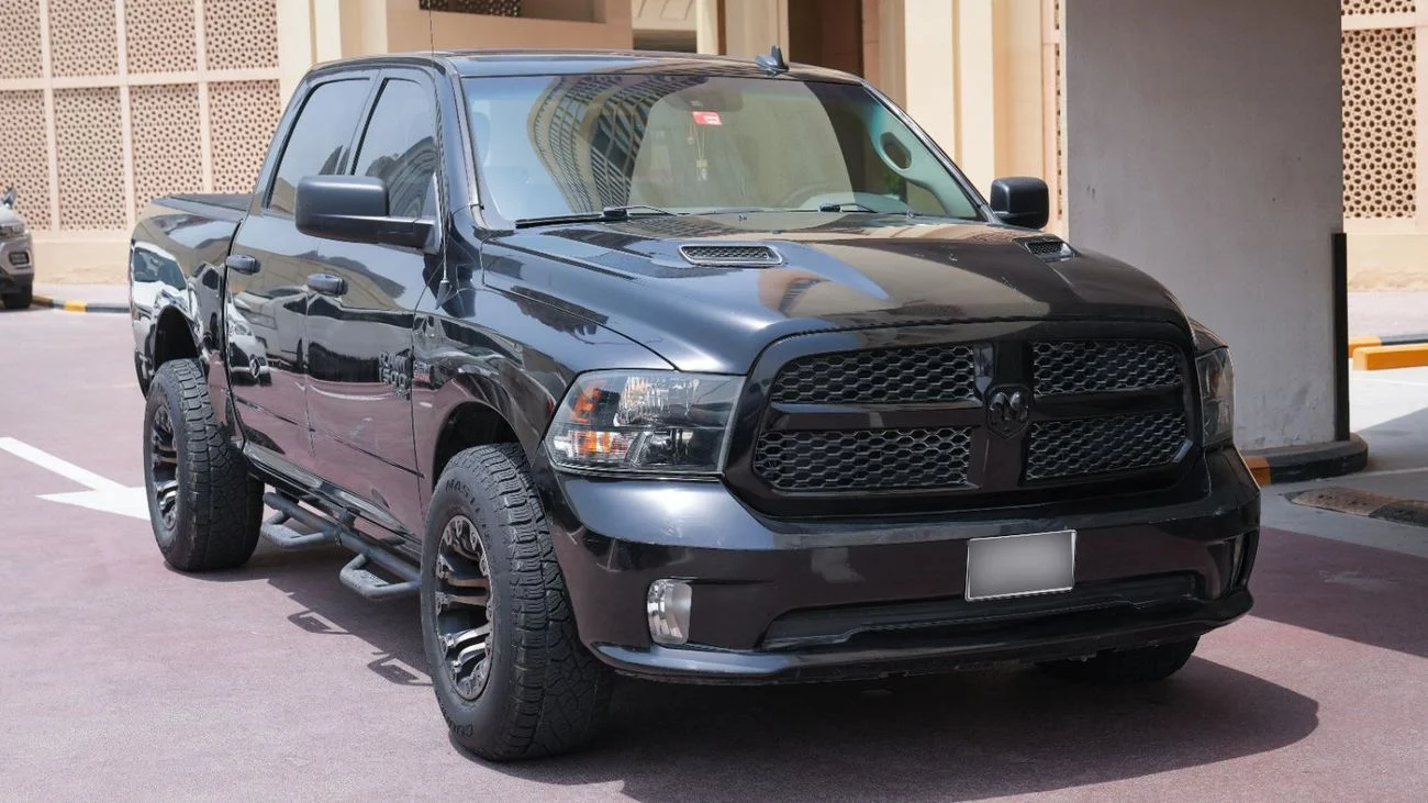 2021 Dodge Ram 1500 SLT, čierna, 102 000 km, dovoz SAE — foto 1