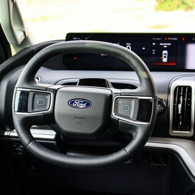 2025 Ford Expedition, biela, 14 000 km, dovoz SAE — foto 6 z 16