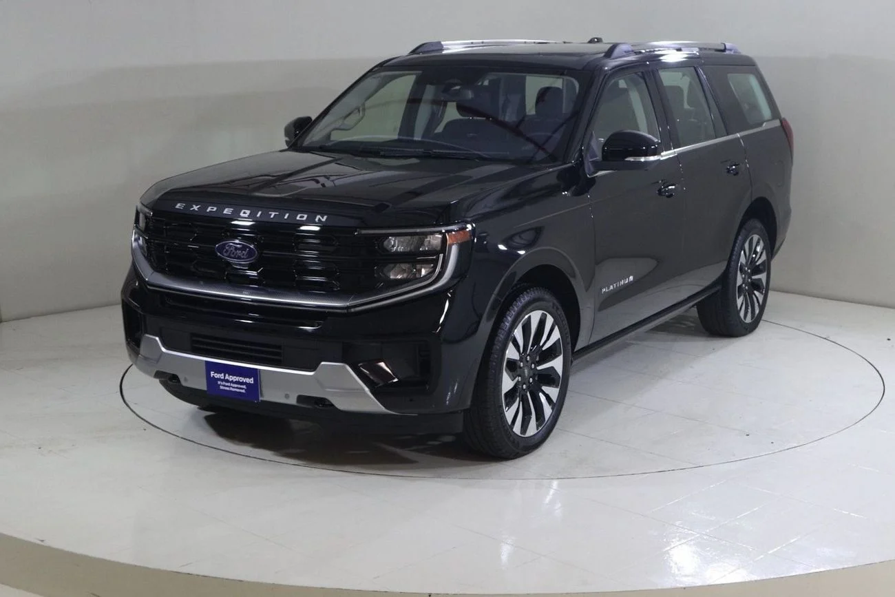 2025 Ford Expedition PLATINUM, čierna, 4 375 km, dovoz SAE — foto 1