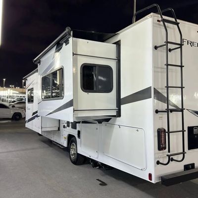 2024 Ford E 450, biela, 4 000 km, dovoz SAE — foto 3 z 9