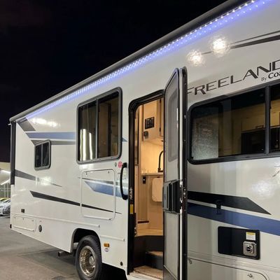 2024 Ford E 450, biela, 4 000 km, dovoz SAE — foto 7 z 9