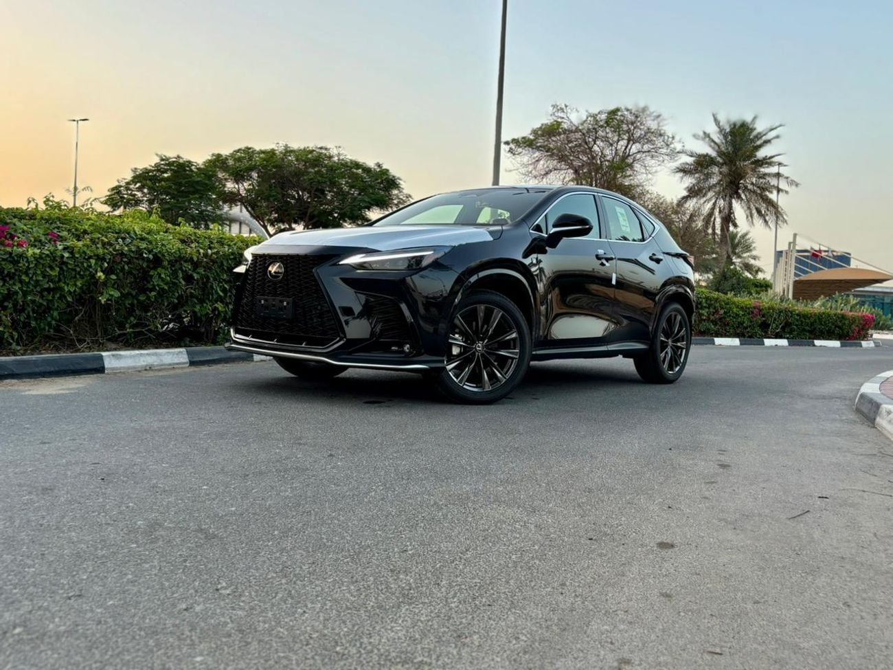 2026 Lexus NX350, čierna, 0 km, dovoz SAE — foto 1 z 18 2026 Lexus NX350, čierna, 0 km, dovoz SAE — foto 1 z 18