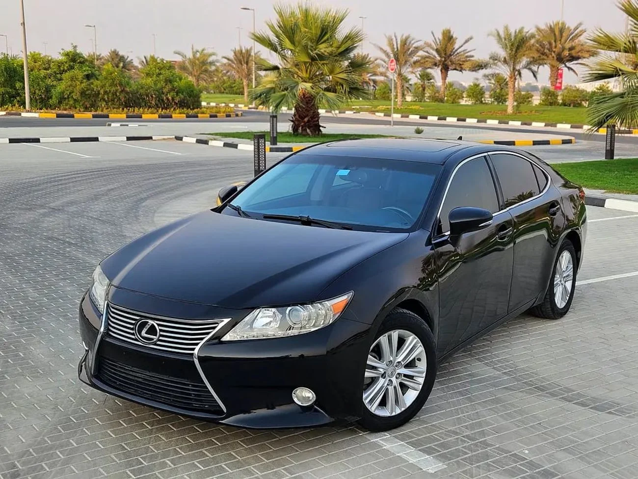 2013 Lexus ES350 PLATINUM, čierna, 150 727 km, dovoz SAE — foto 1 z 16 2013 Lexus ES350 PLATINUM, čierna, 150 727 km, dovoz SAE — foto 1 z 16
