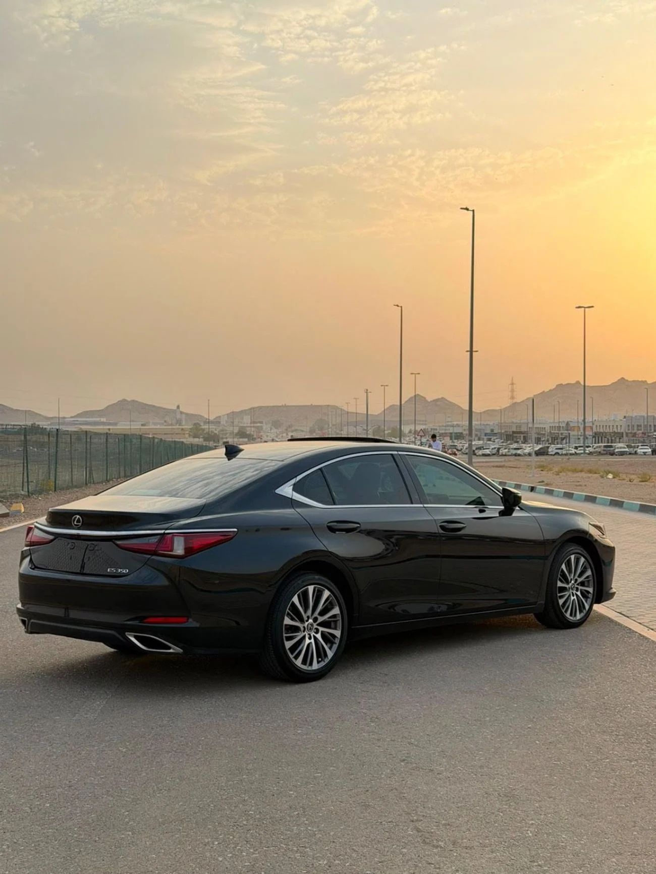 2020 Lexus ES350 PLATINUM, čierna, 34 000 km, dovoz SAE — foto 1