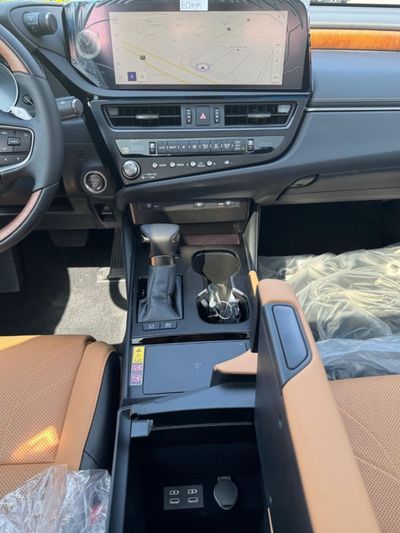 2025 Lexus ES300, biela, 0 km, dovoz SAE — foto 16 z 18
