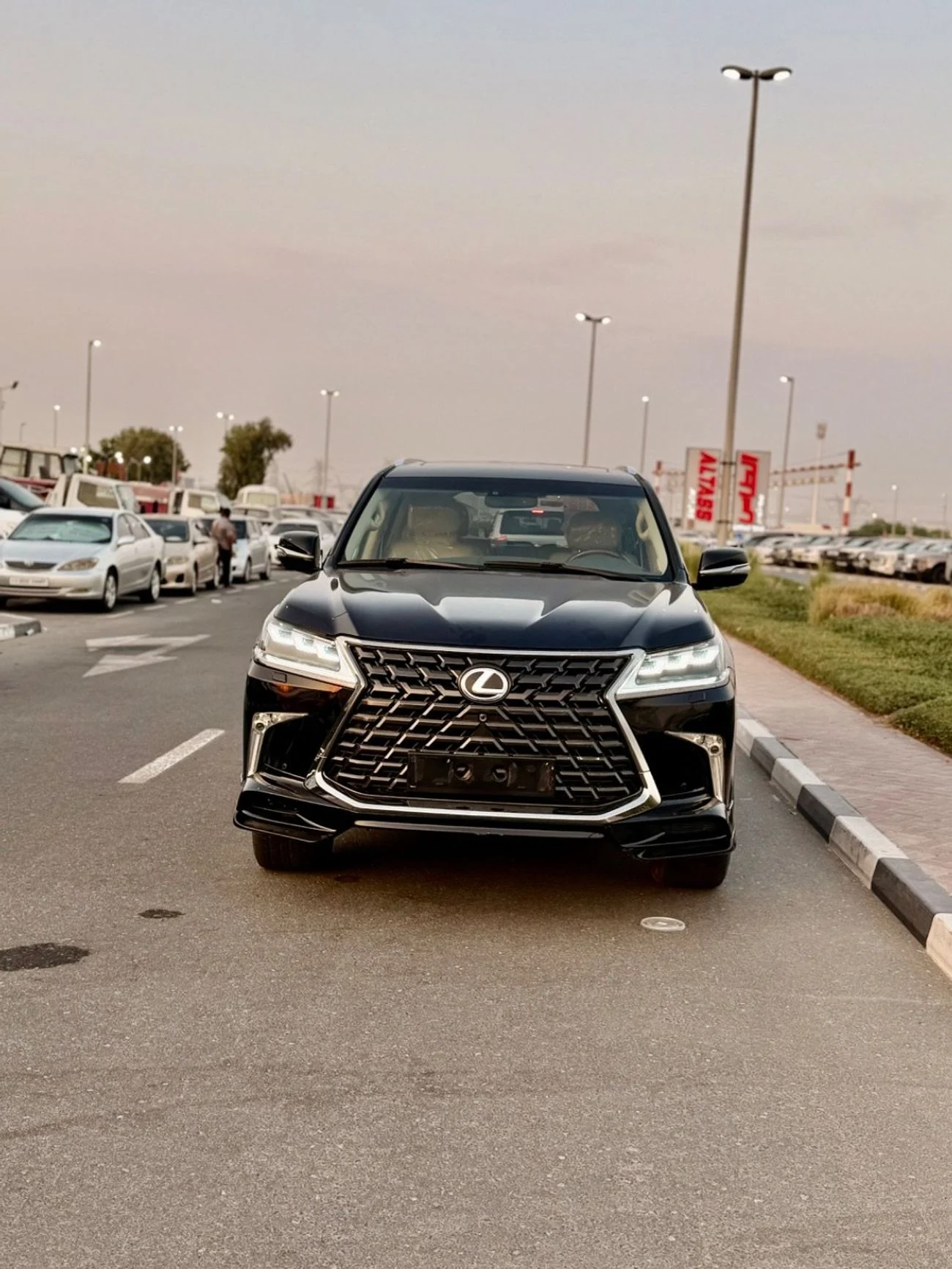2013 Lexus LX570 PLATINUM, čierna, 88 000 km, dovoz SAE — foto 1