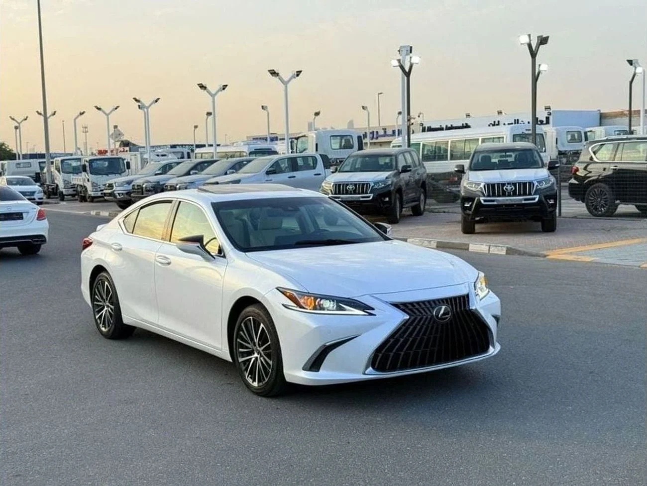 2024 Lexus ES300h PREMIER, biela, 1 500 km, dovoz SAE — foto 1