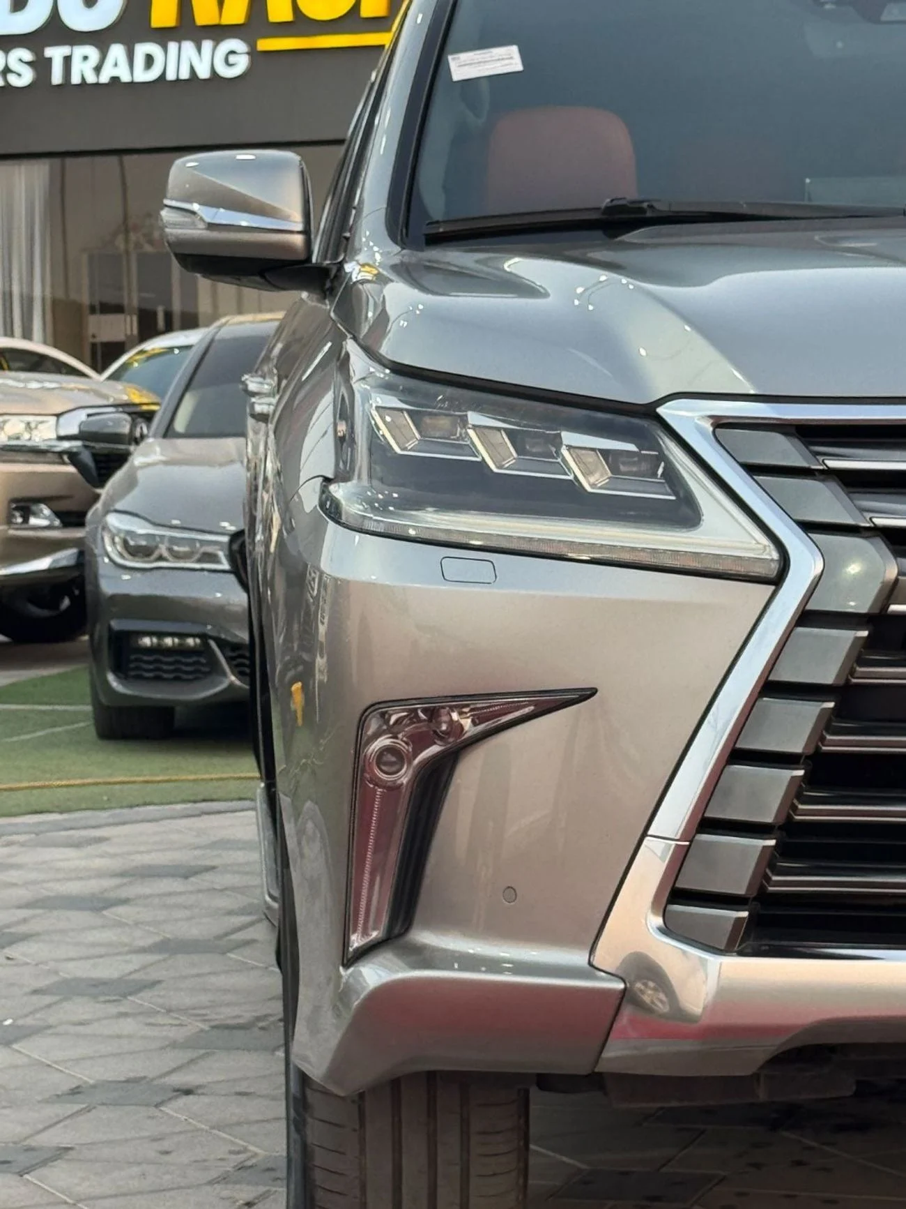 2017 Lexus LX570 PLATINUM, strieborná, 189 000 km, dovoz SAE — foto 1