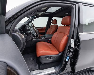 2020 Lexus LX570 PLATINUM, čierna, 92 358 km, dovoz SAE — foto 8 z 15