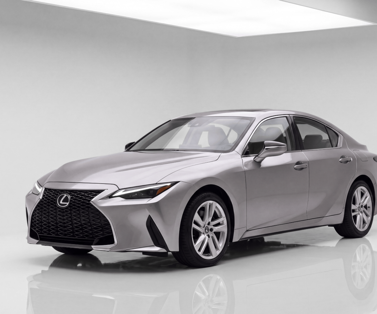 2025 Lexus IS300, strieborná, 0 km, dovoz SAE — foto 1
