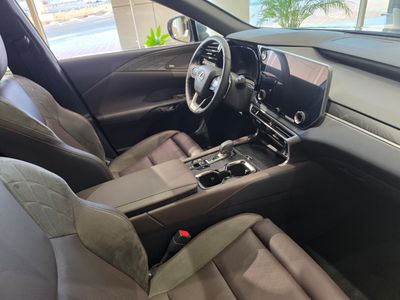 2026 Lexus RX350h PLATINUM, sivá, 0 km, dovoz SAE — foto 4 z 9