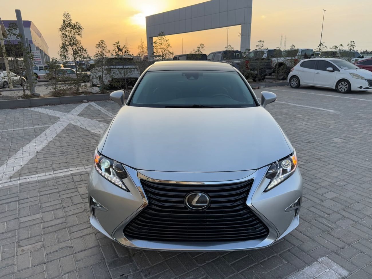 2016 Lexus ES350 PLATINUM, strieborná, 142 000 km, dovoz SAE — foto 1 z 16 2016 Lexus ES350 PLATINUM, strieborná, 142 000 km, dovoz SAE — foto 1 z 16