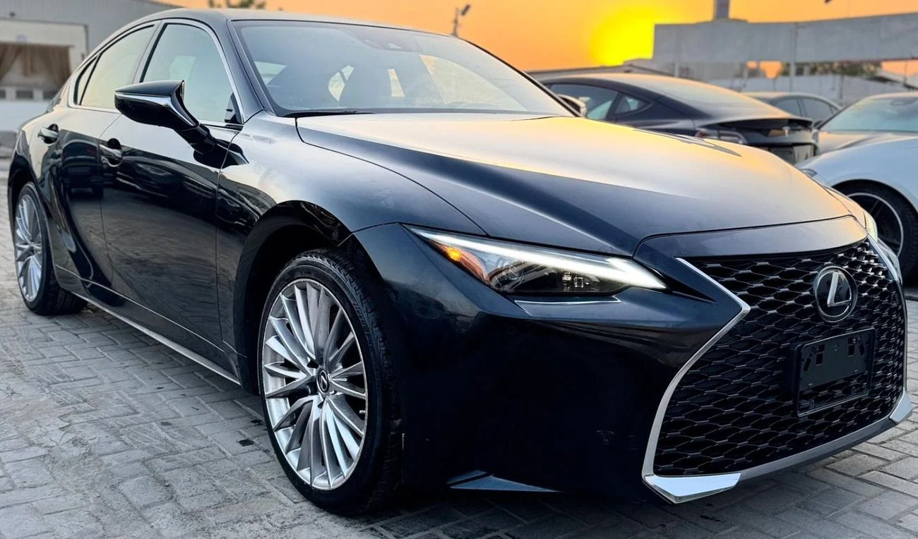 2022 Lexus IS300 AWD, čierna, 14 992 km, dovoz SAE — foto 1