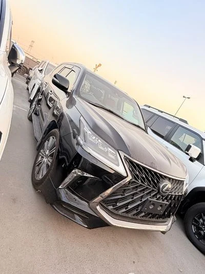 2016 Lexus LX570 PLATINUM, čierna, 83 192 km, dovoz SAE — foto 2 z 14