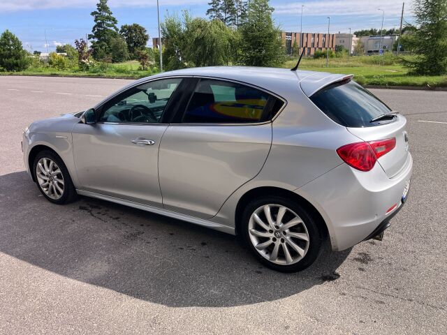 2012 Alfa Romeo Giulietta, Estónsko — foto 1