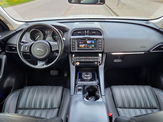 2016 Jaguar F-Pace, Estónsko — foto 1