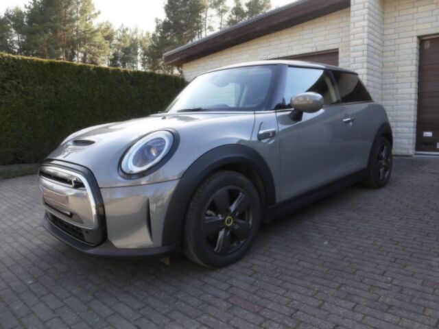 2021 MINI Cooper SE, Estónsko — foto 1