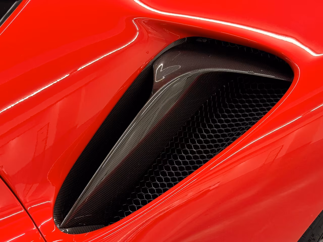 2027 Ferrari, Taliansko — foto 13 z 23