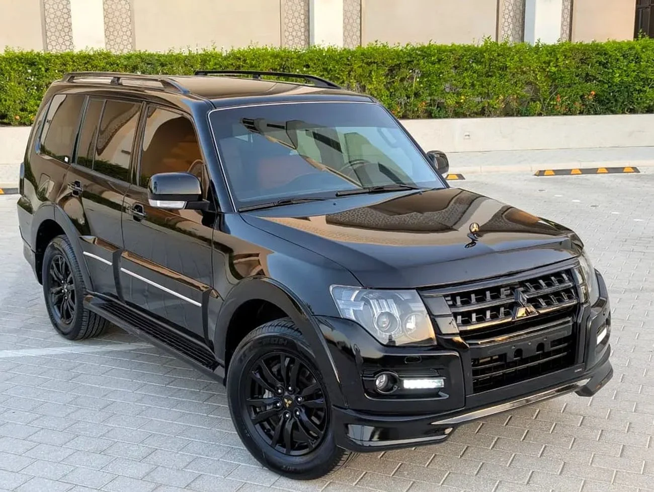 2020 Mitsubishi Pajero GLS, čierna, 57 670 km, dovoz SAE — foto 1