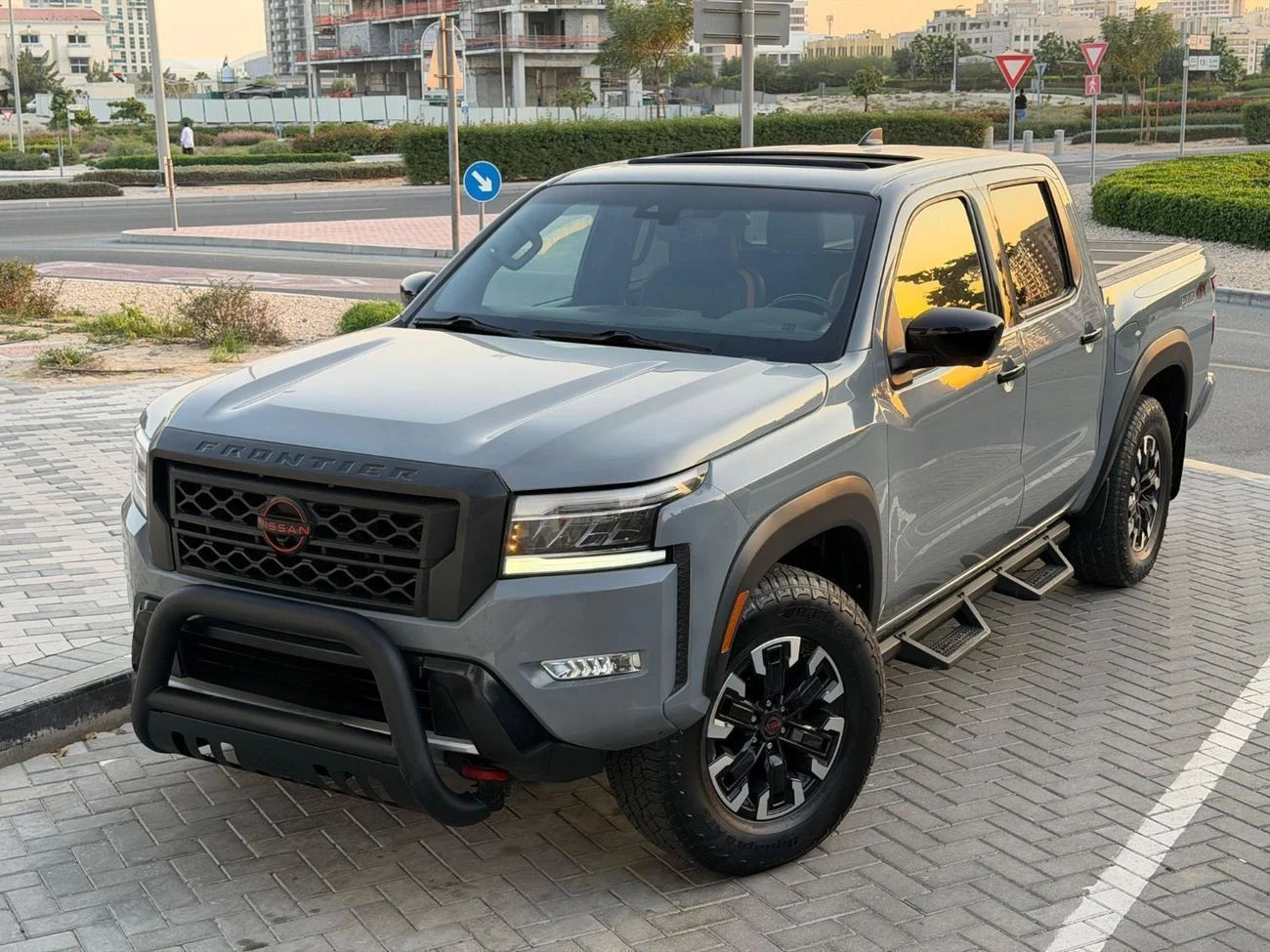 2022 Nissan Frontier, sivá, 110 000 km, dovoz SAE — foto 1