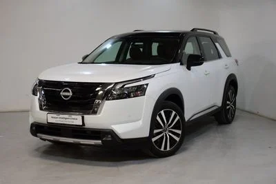 2025 Nissan Pathfinder SL, biela, 33 240 km, dovoz SAE — foto 3 z 11