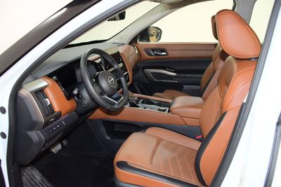 2025 Nissan Pathfinder SL, biela, 33 240 km, dovoz SAE — foto 4 z 11