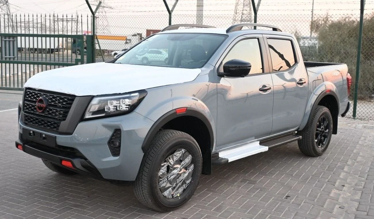 2025 Nissan Navara, sivá, 0 km, dovoz SAE — foto 1