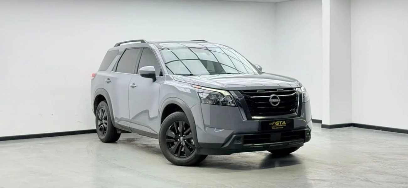 2024 Nissan Pathfinder SV, sivá, 23 078 km, dovoz SAE — foto 1
