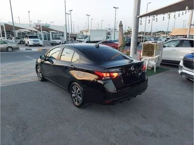 2021 Nissan Versa SR, čierna, 33 000 km, dovoz SAE — foto 3 z 4
