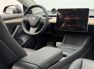 2023 Tesla Model 3 PERFORMANCE, sivá, 26 677 km, dovoz SAE — foto 11 z 16