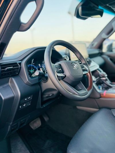 2026 Toyota Land Cruiser VXR, čierna, 0 km, dovoz SAE — foto 13 z 25