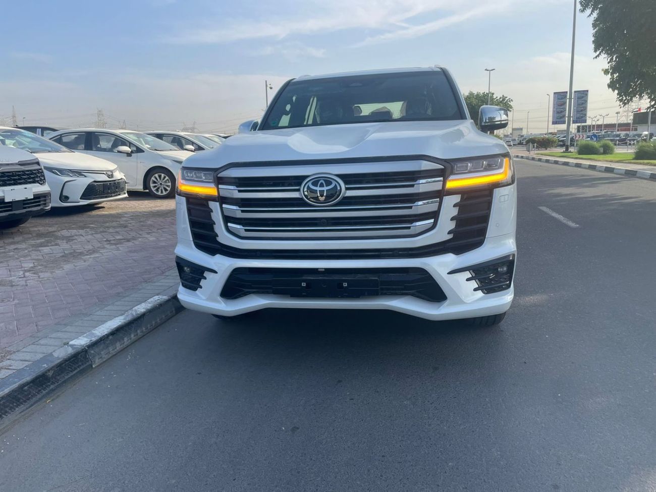 2026 Toyota Land Cruiser VXR, biela, 0 km, dovoz SAE — foto 1